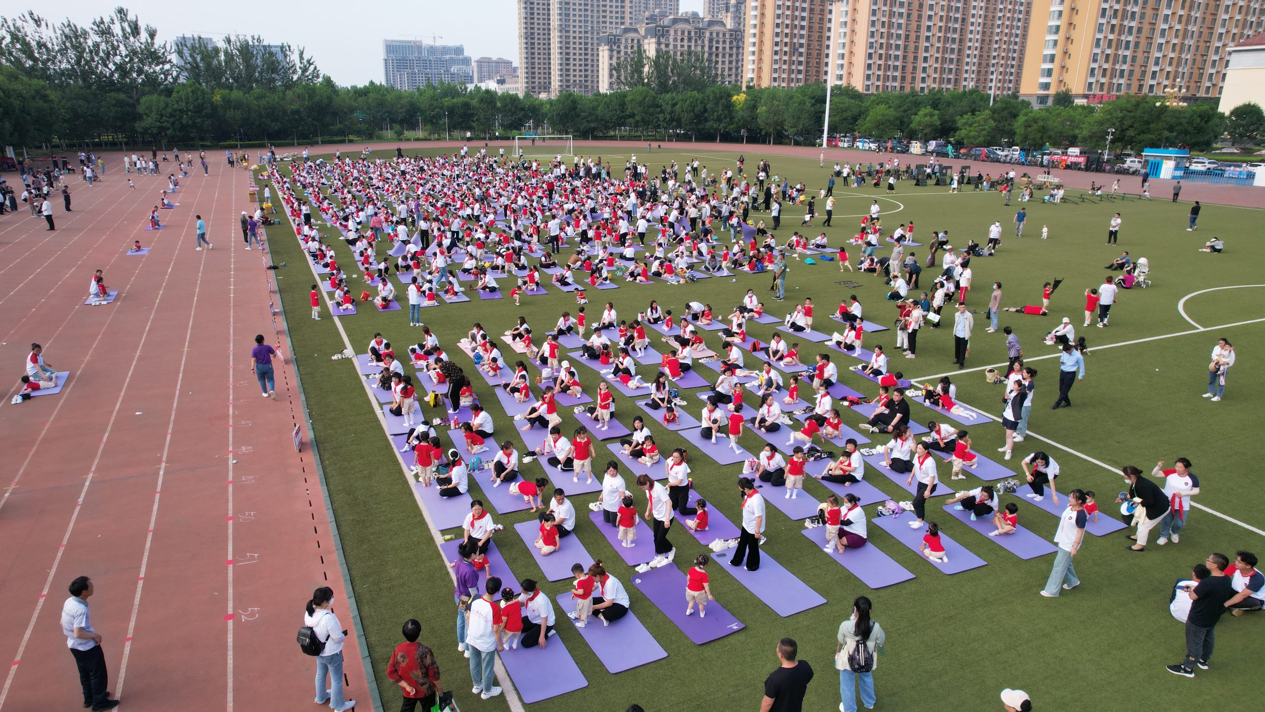 阳信小太阳幼教集团举办“悦”运动 “越”健康 “跃”未来 亲子运动会 共庆六一儿童节！