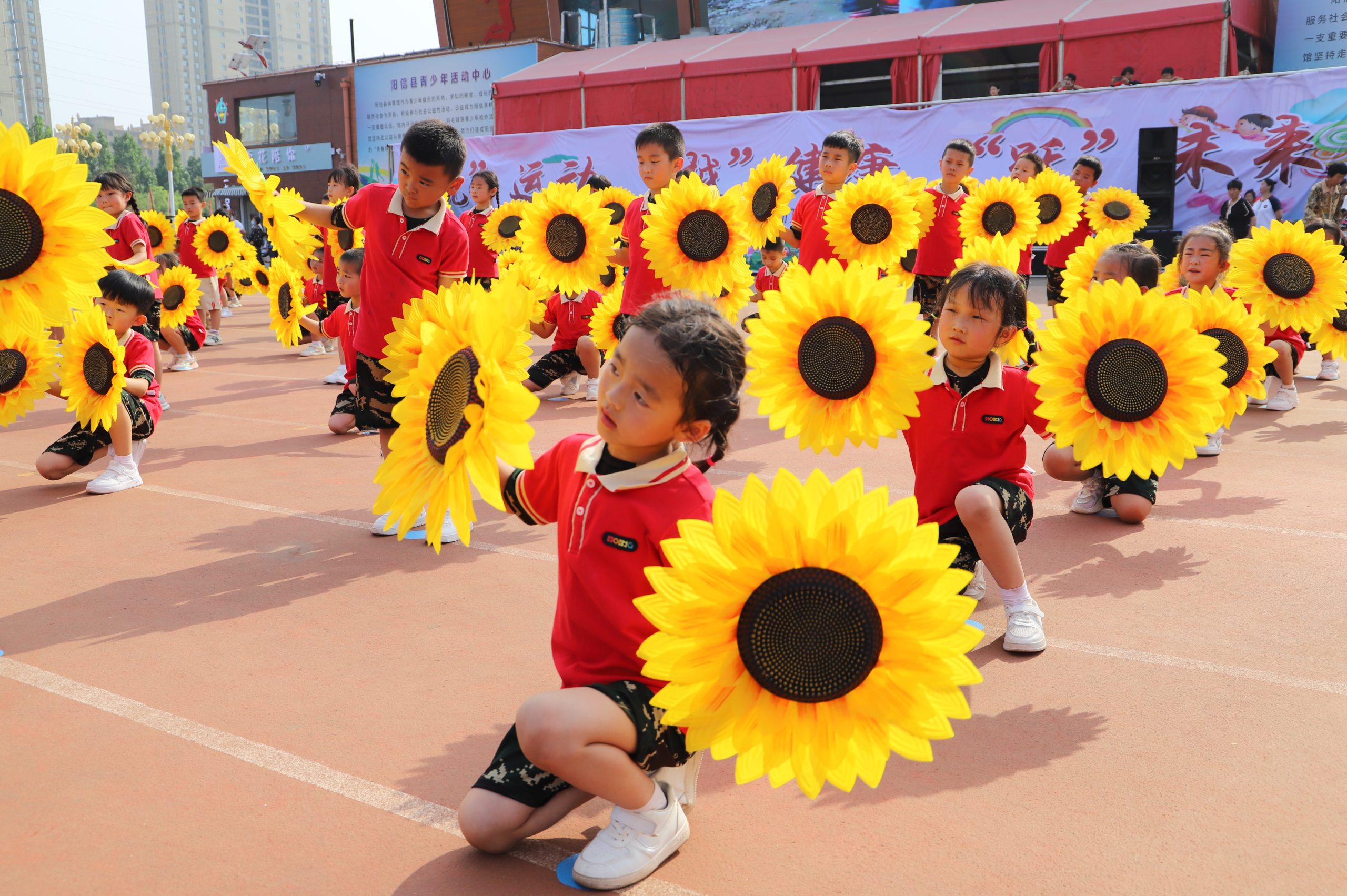 阳信小太阳幼教集团举办“悦”运动 “越”健康 “跃”未来 亲子运动会 共庆六一儿童节！
