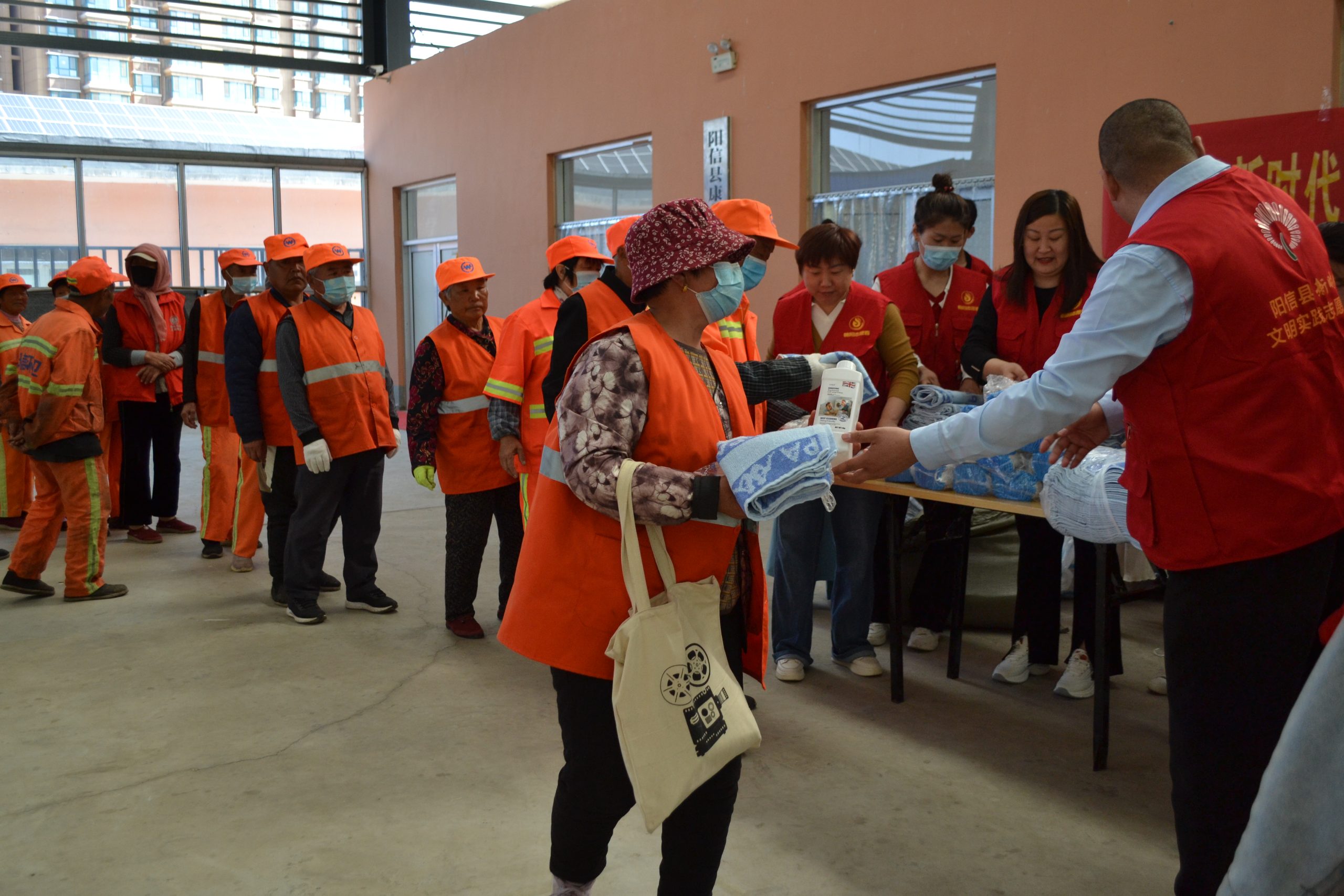 阳信朝阳公益“五一送关爱 情暖环卫工”