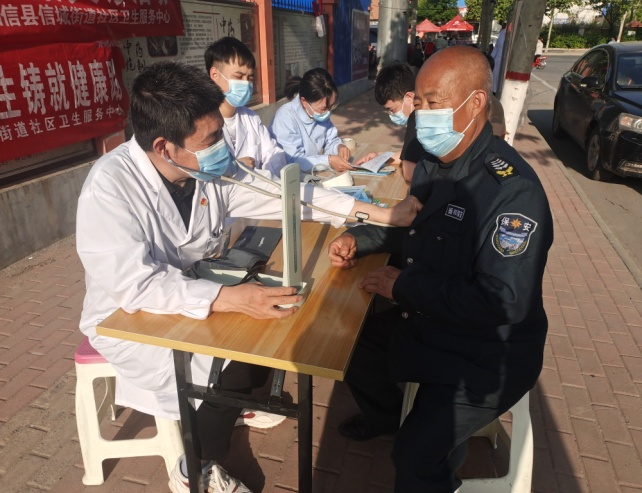 阳信县信城街道社区卫生服务中心开展解决  群众急难愁盼问题百日攻坚行动暨  “四送四进四提升”健康促进行