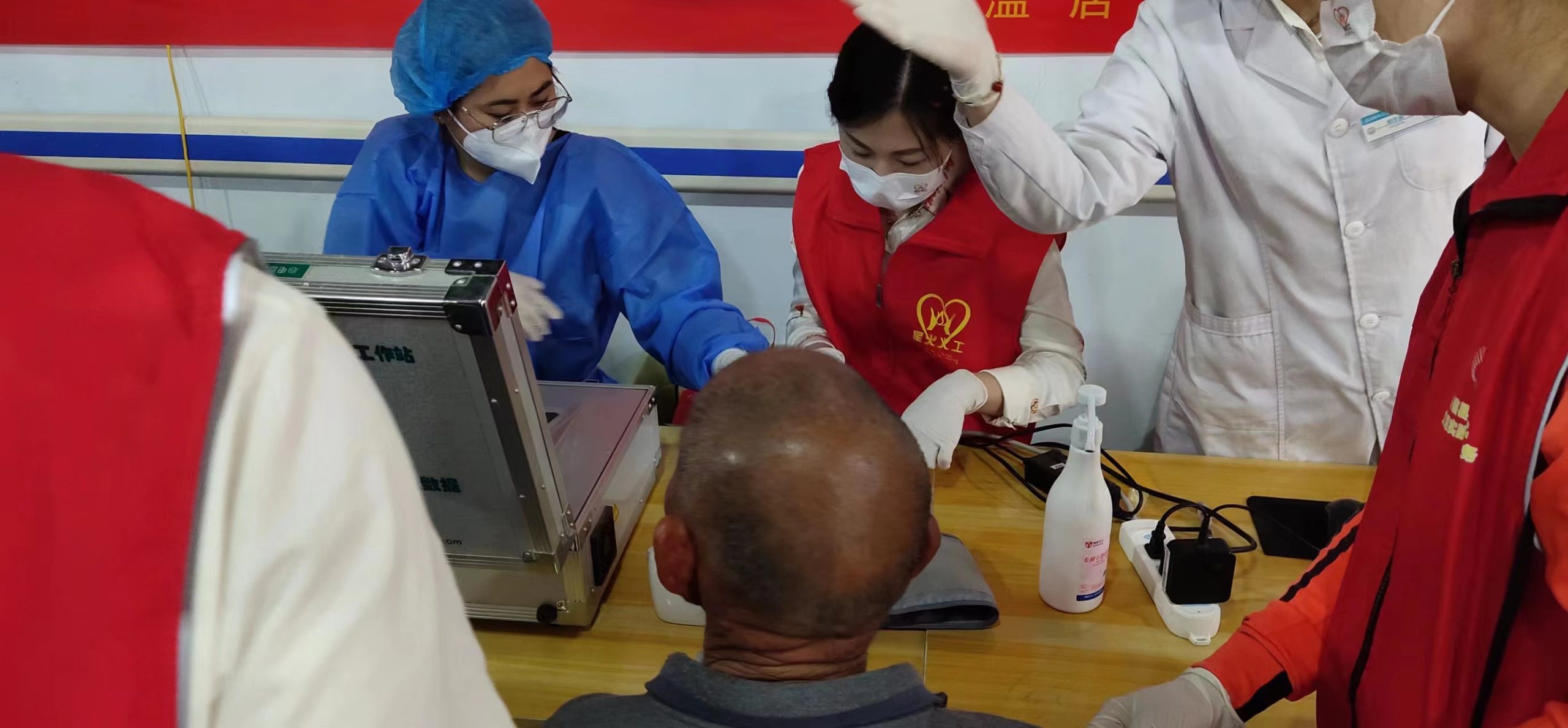 阳信星火义工：微笑天使，夕阳红助老行动