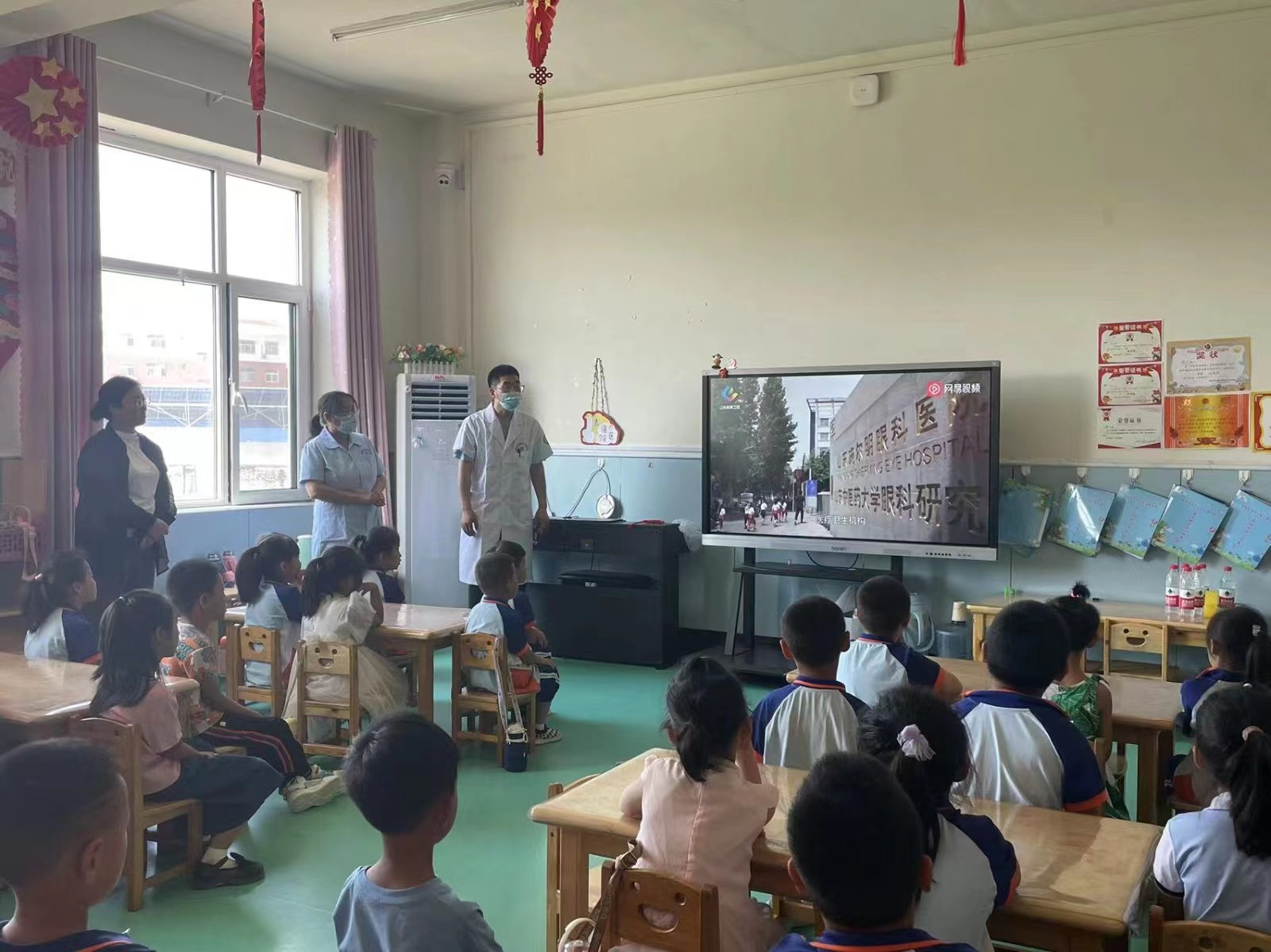 【四送四进四提升】阳信县信城街道社区卫生服务中心开展中医药文化进校园暨“爱眼日”宣传活动