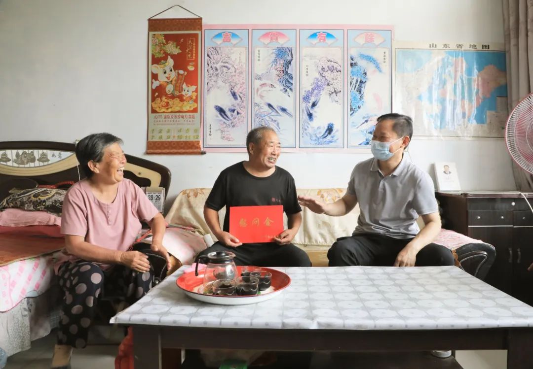 阳信县委书记郑令健到流坡坞镇走访慰问生活困难党员、离退休老党员