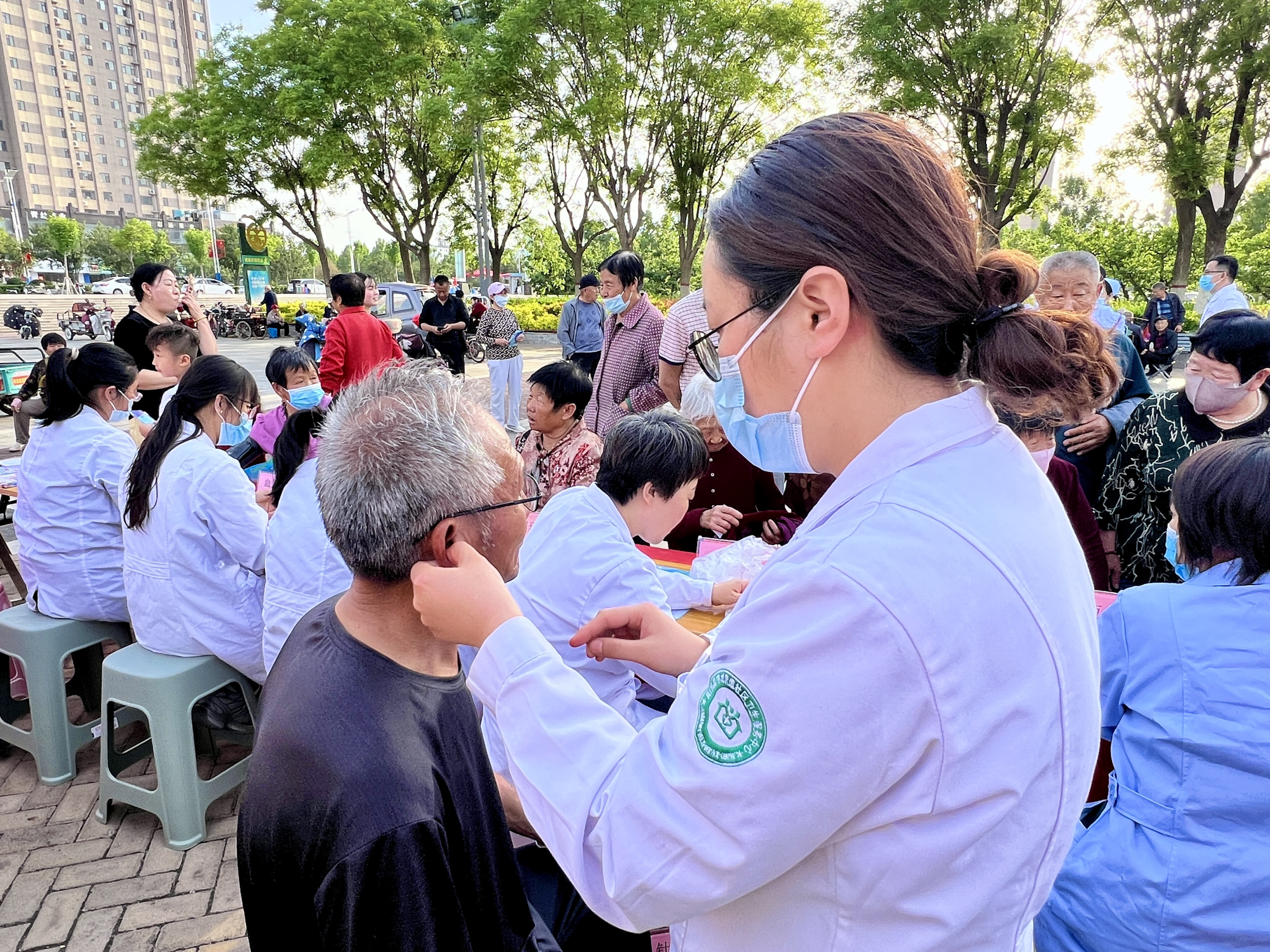 信城街道社区卫生服务中心健康科普专家走基层暨中医外治义诊活动走进翠岛湖公园