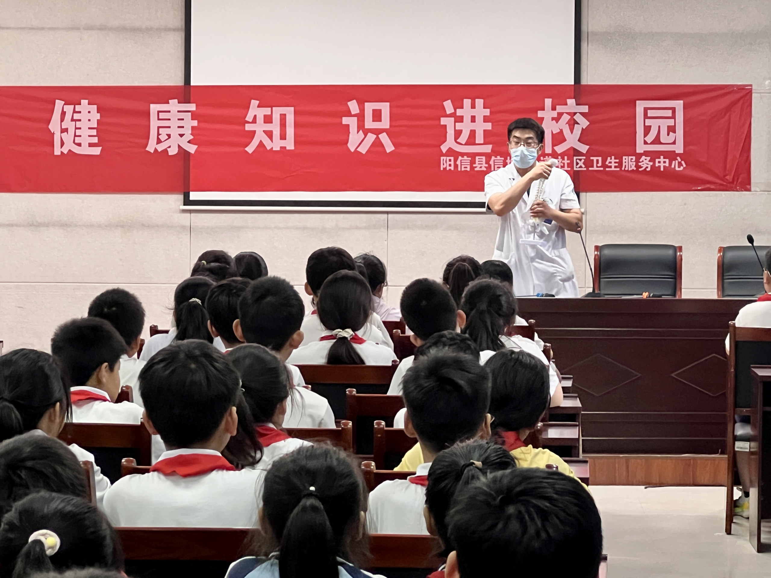 阳信县信城街道社区卫生服务中心开展“世界脊柱健康日”健康知识进校园活动