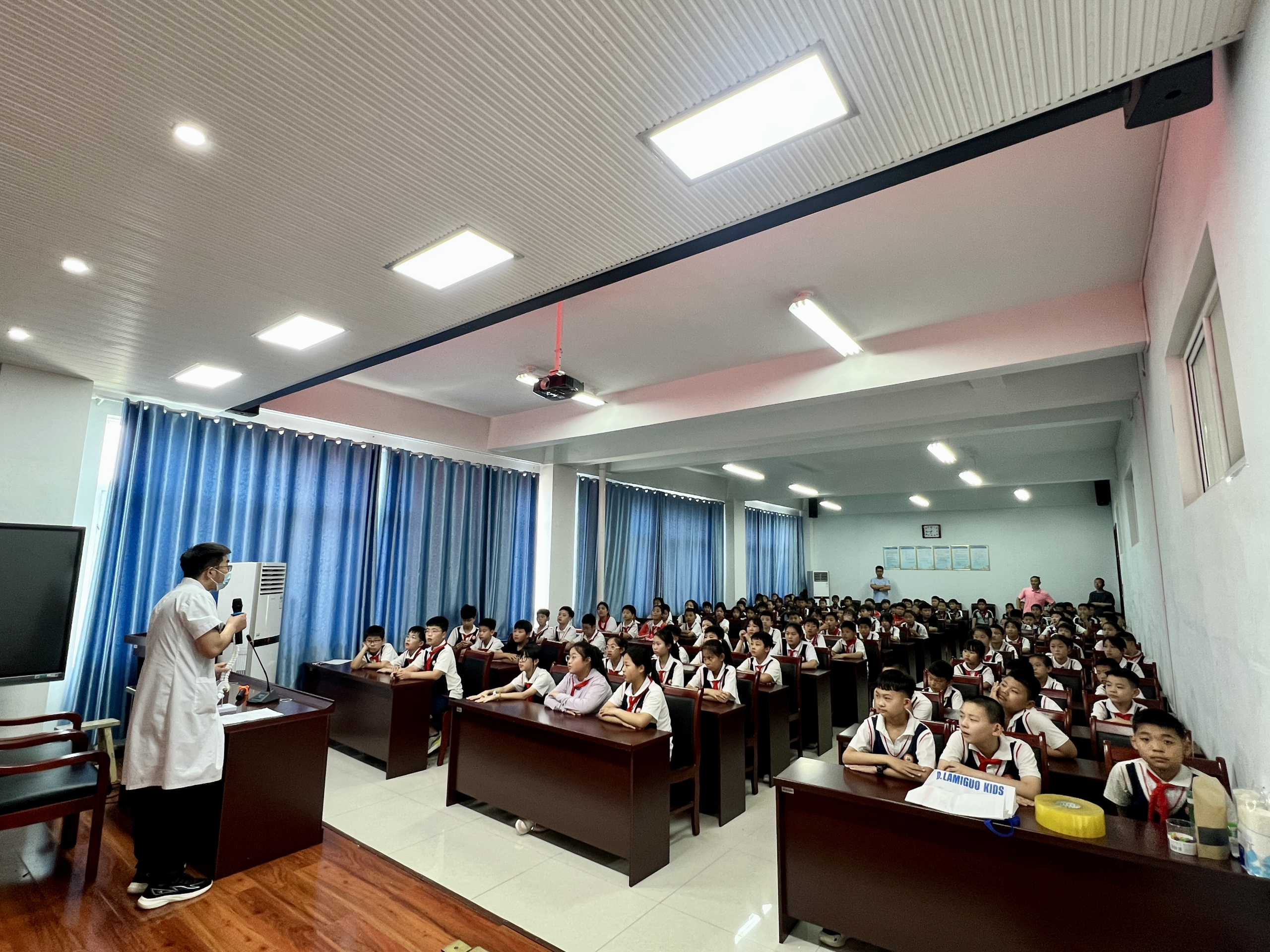 阳信县信城街道社区卫生服务中心开展“世界脊柱健康日”健康知识进校园活动