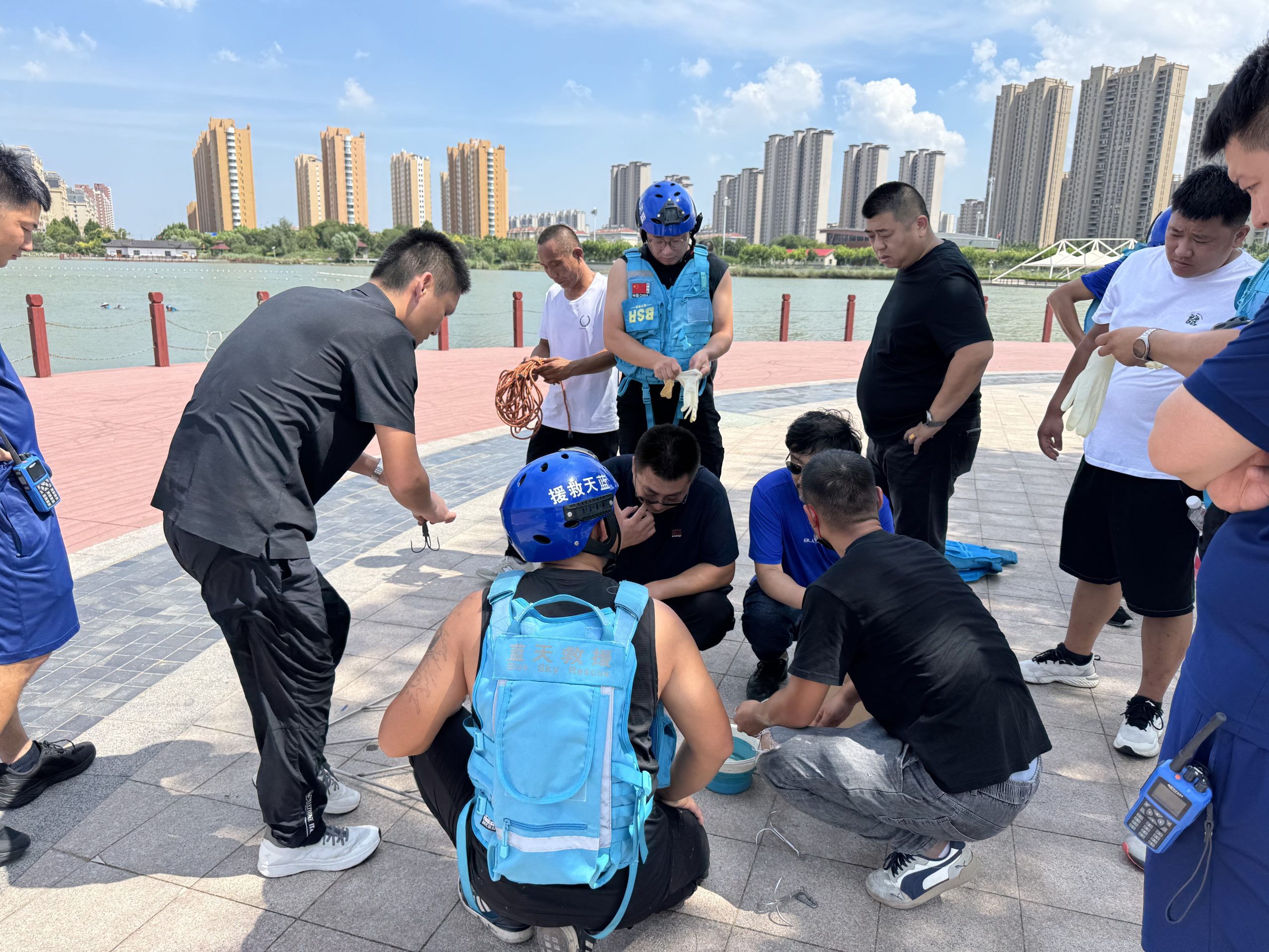 阳信一男子不慎溺水，蓝天救援队紧急救援！