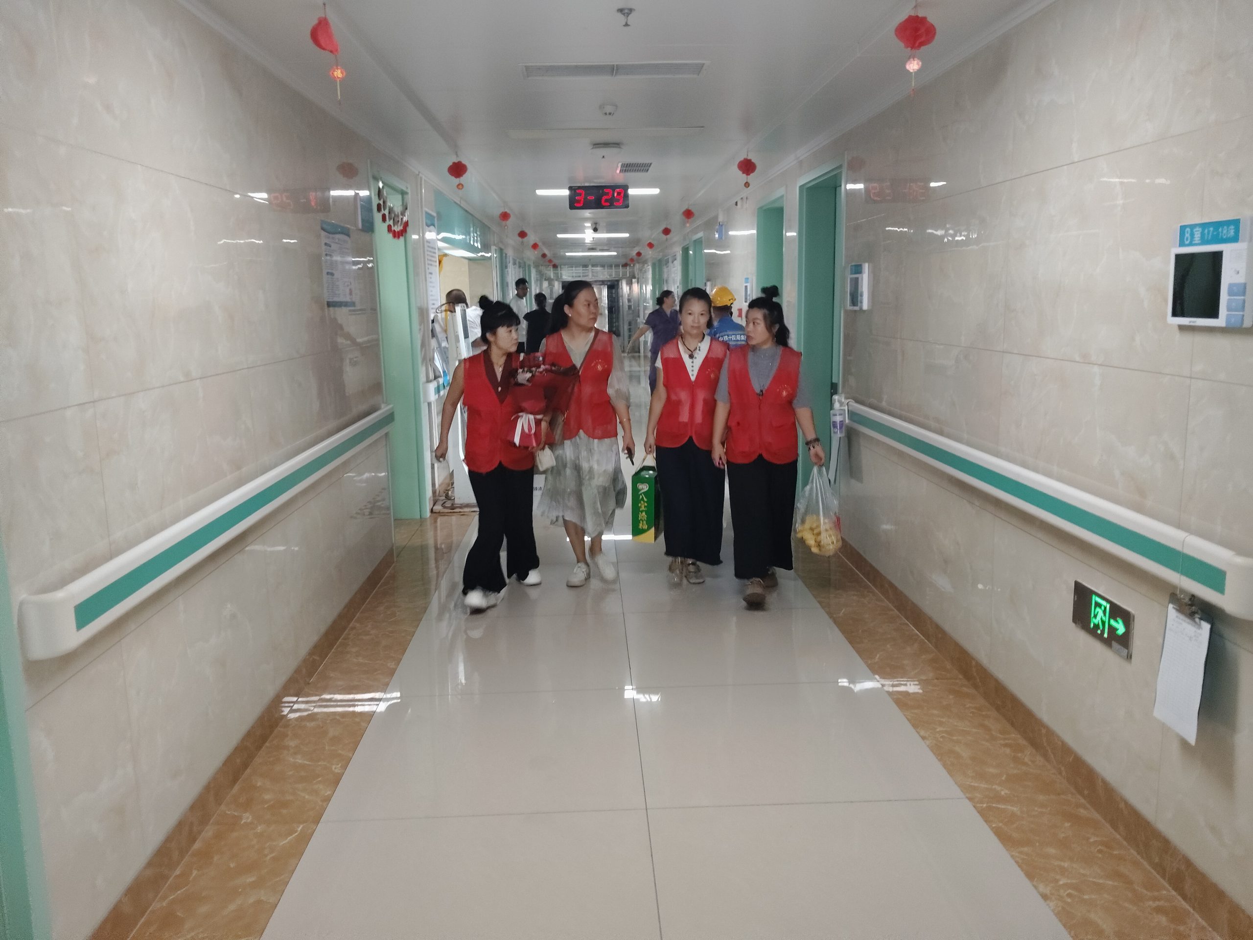 爱心暖病房！阳信县朝阳公益事业发展心情系县人民医院术后摔倒老人