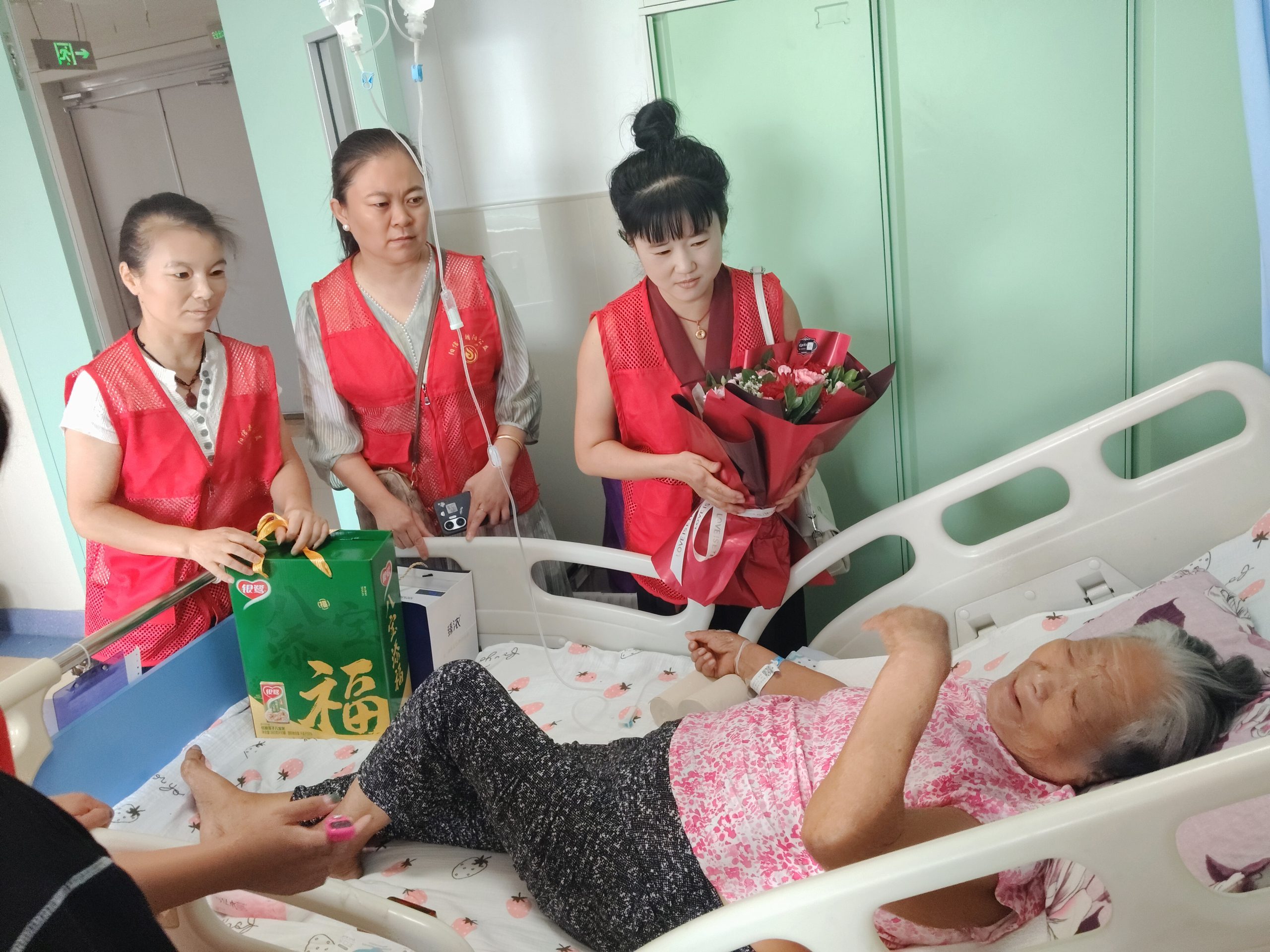 爱心暖病房！阳信县朝阳公益事业发展心情系县人民医院术后摔倒老人