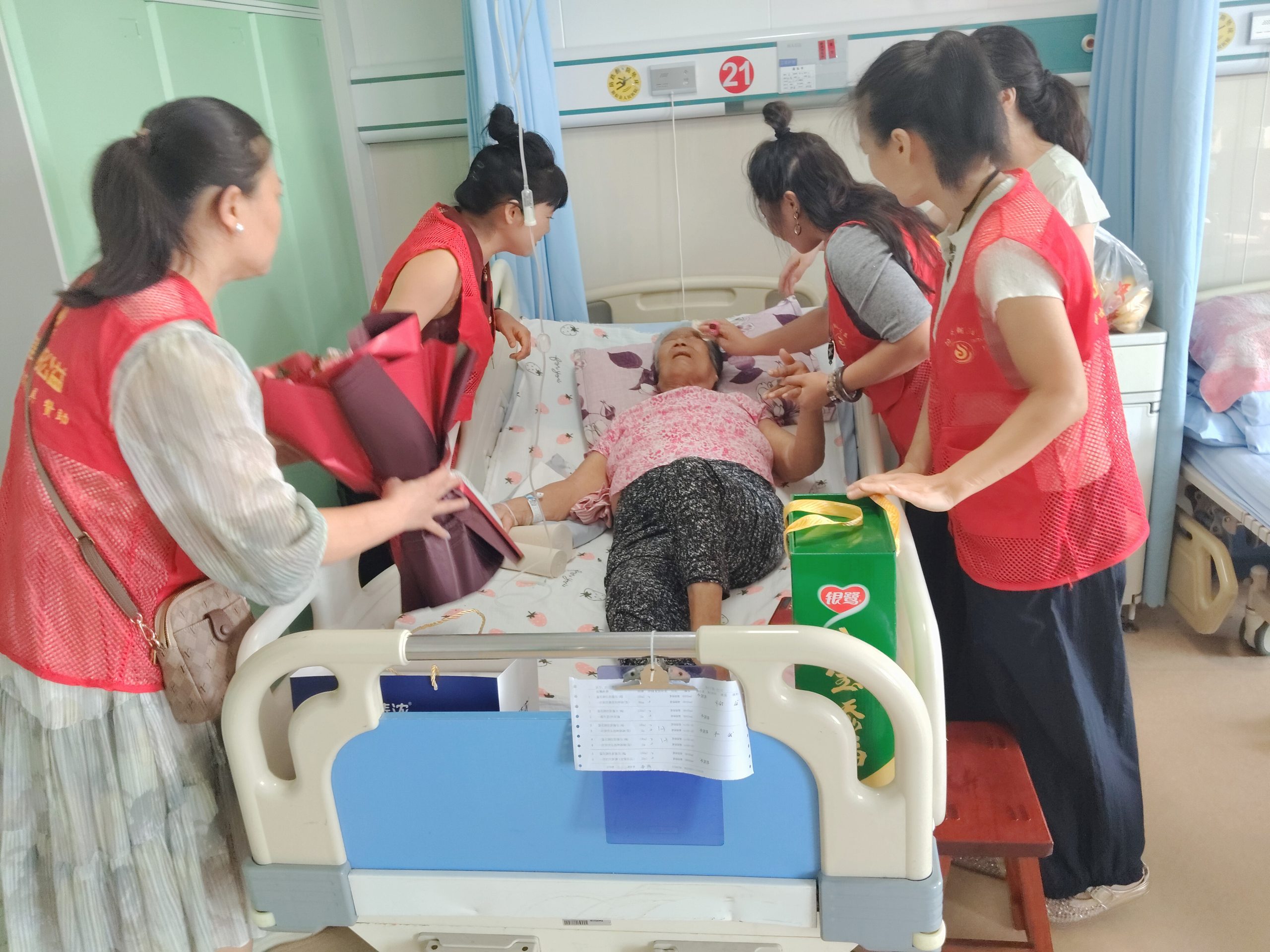 爱心暖病房！阳信县朝阳公益事业发展心情系县人民医院术后摔倒老人