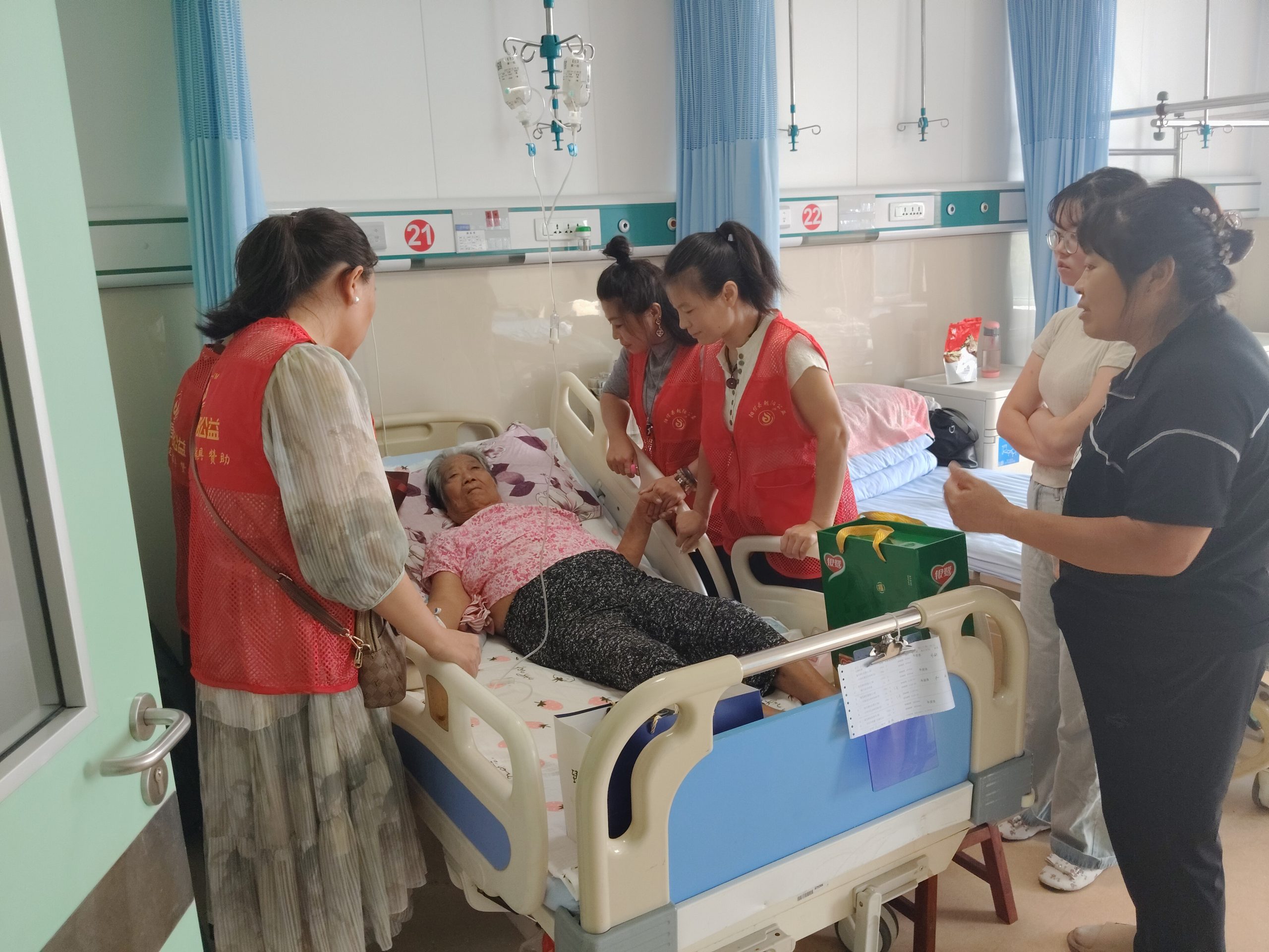 爱心暖病房！阳信县朝阳公益事业发展心情系县人民医院术后摔倒老人