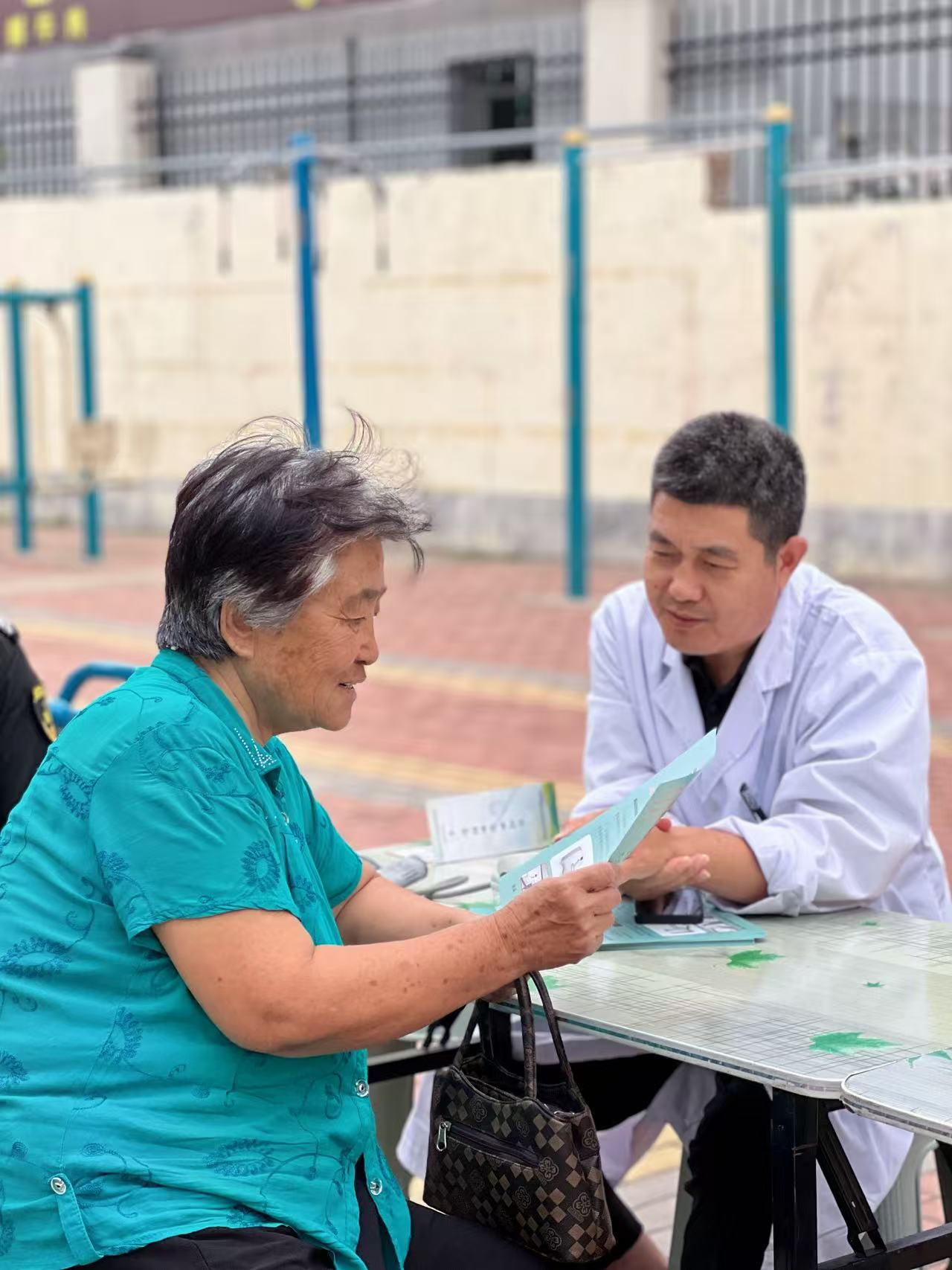 【早防早治，让爱不走失” 】阳信县信城街道社区卫生服务中心开展阿尔茨海默病主题义诊活动暨全环境立德树人活动