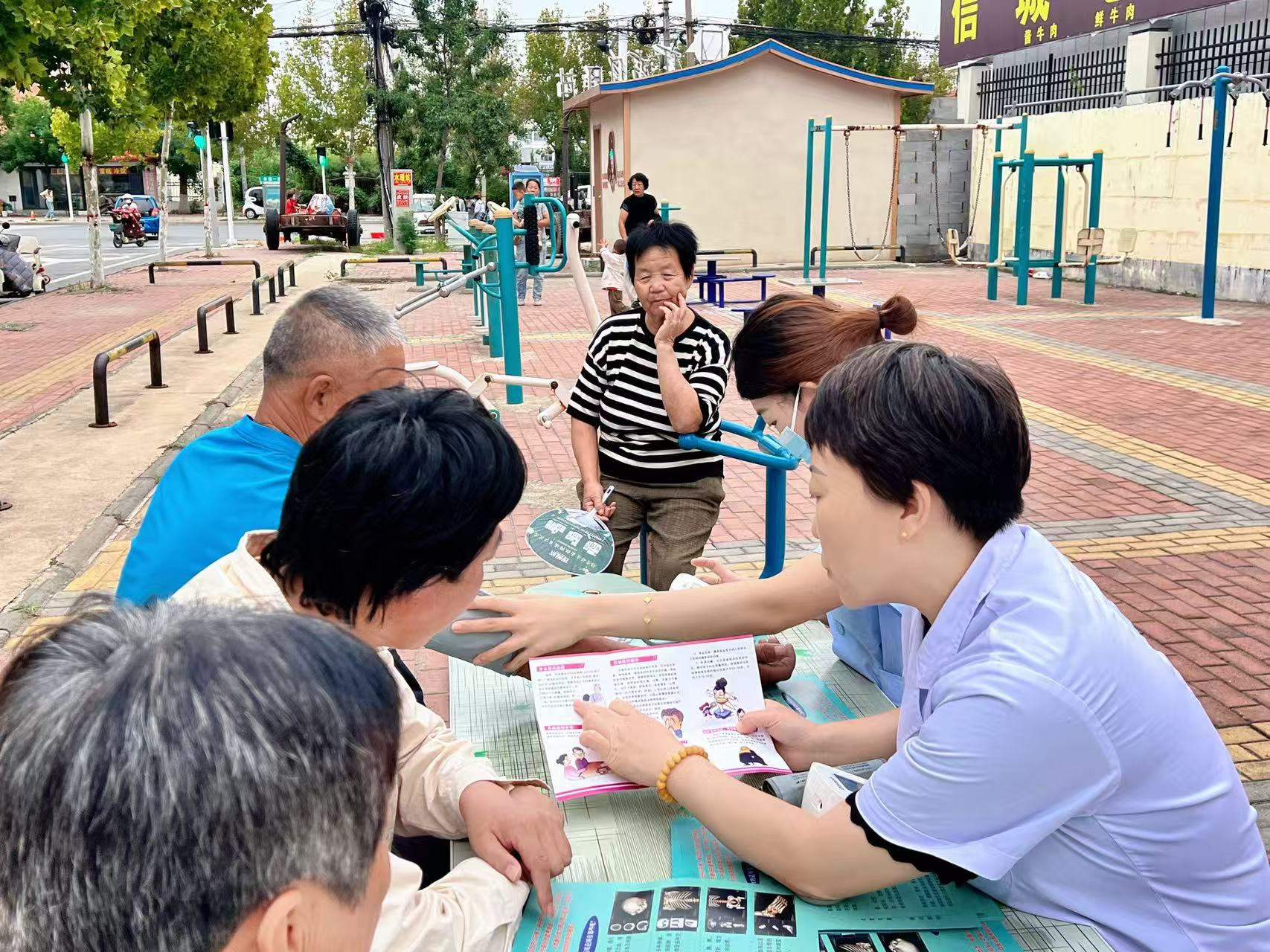 【早防早治，让爱不走失” 】阳信县信城街道社区卫生服务中心开展阿尔茨海默病主题义诊活动暨全环境立德树人活动
