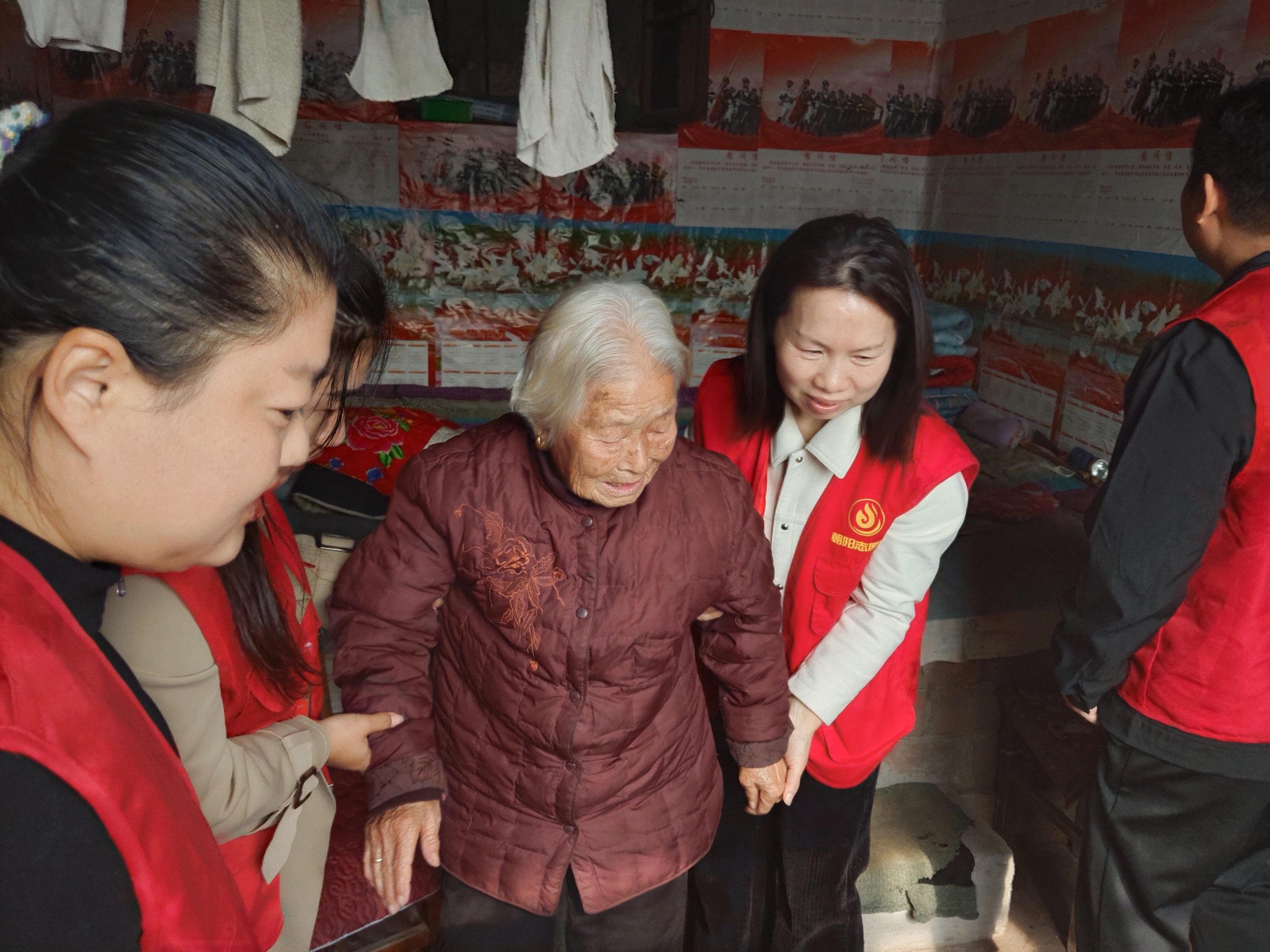 七五金秋慰忠魂 暖阳入户敬先贤