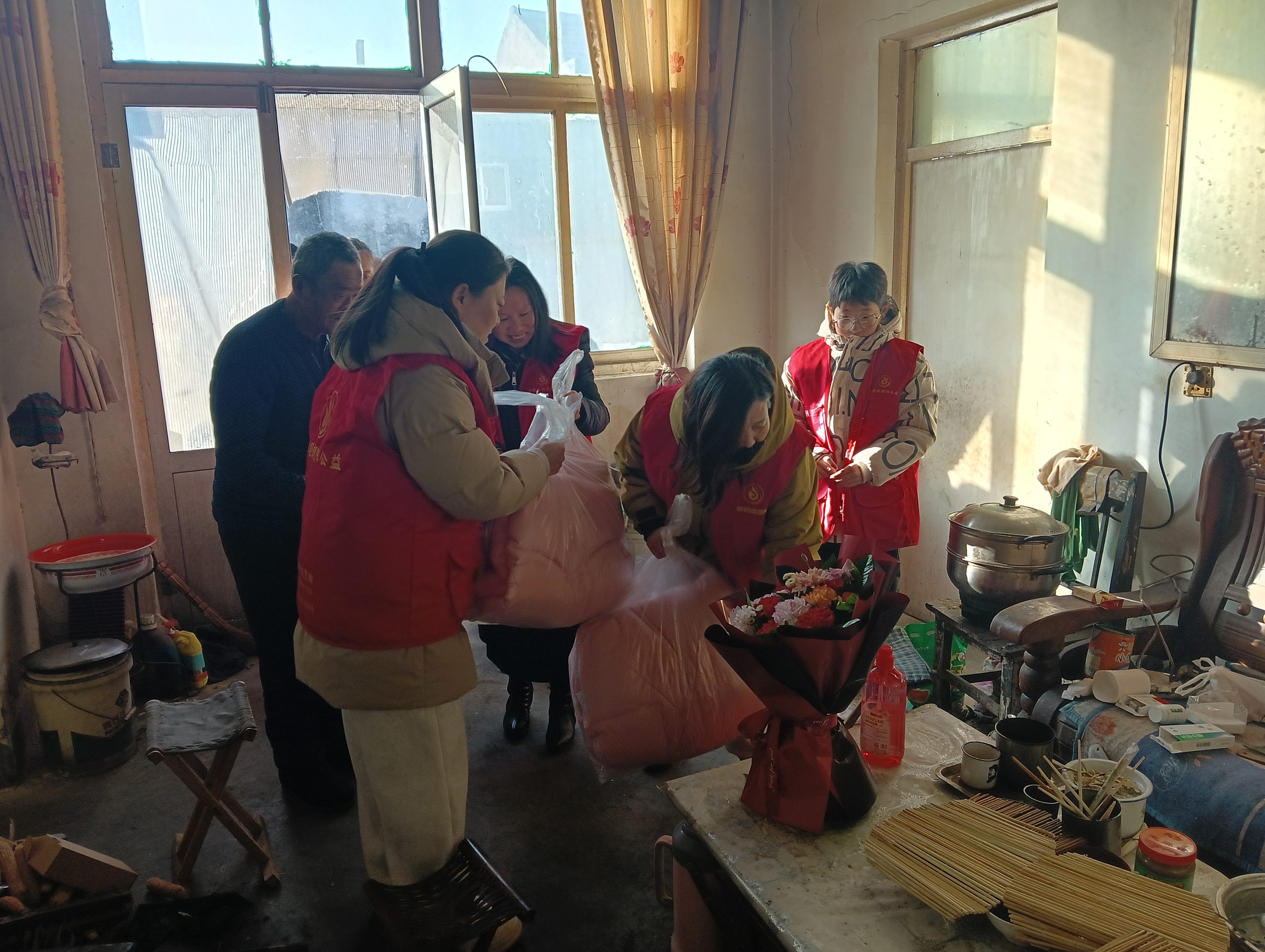 冬至暖意浓 情满梨乡城   ——朝阳公益开展冬至慰问留守老人活动