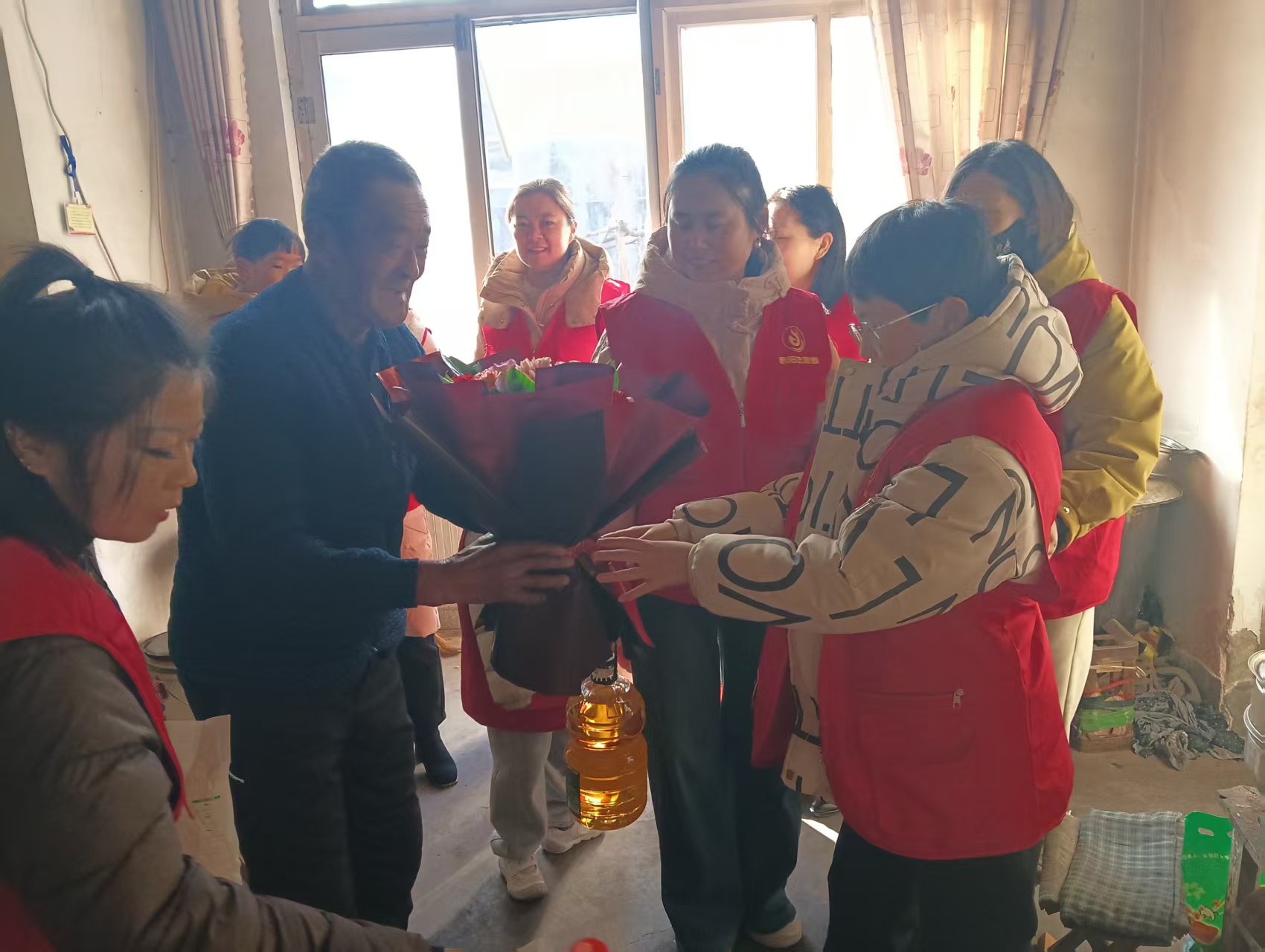 冬至暖意浓 情满梨乡城   ——朝阳公益开展冬至慰问留守老人活动