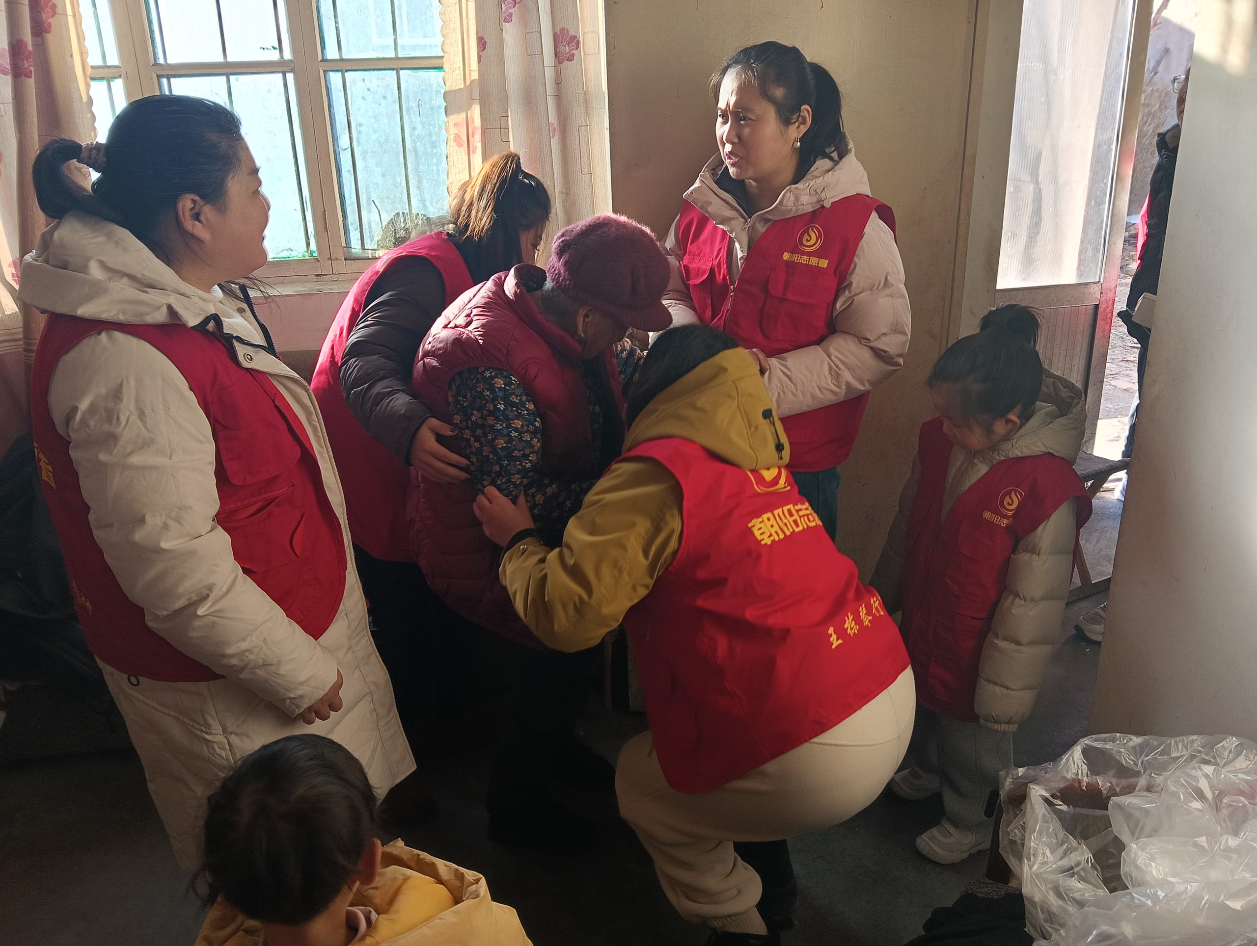 冬至暖意浓 情满梨乡城   ——朝阳公益开展冬至慰问留守老人活动