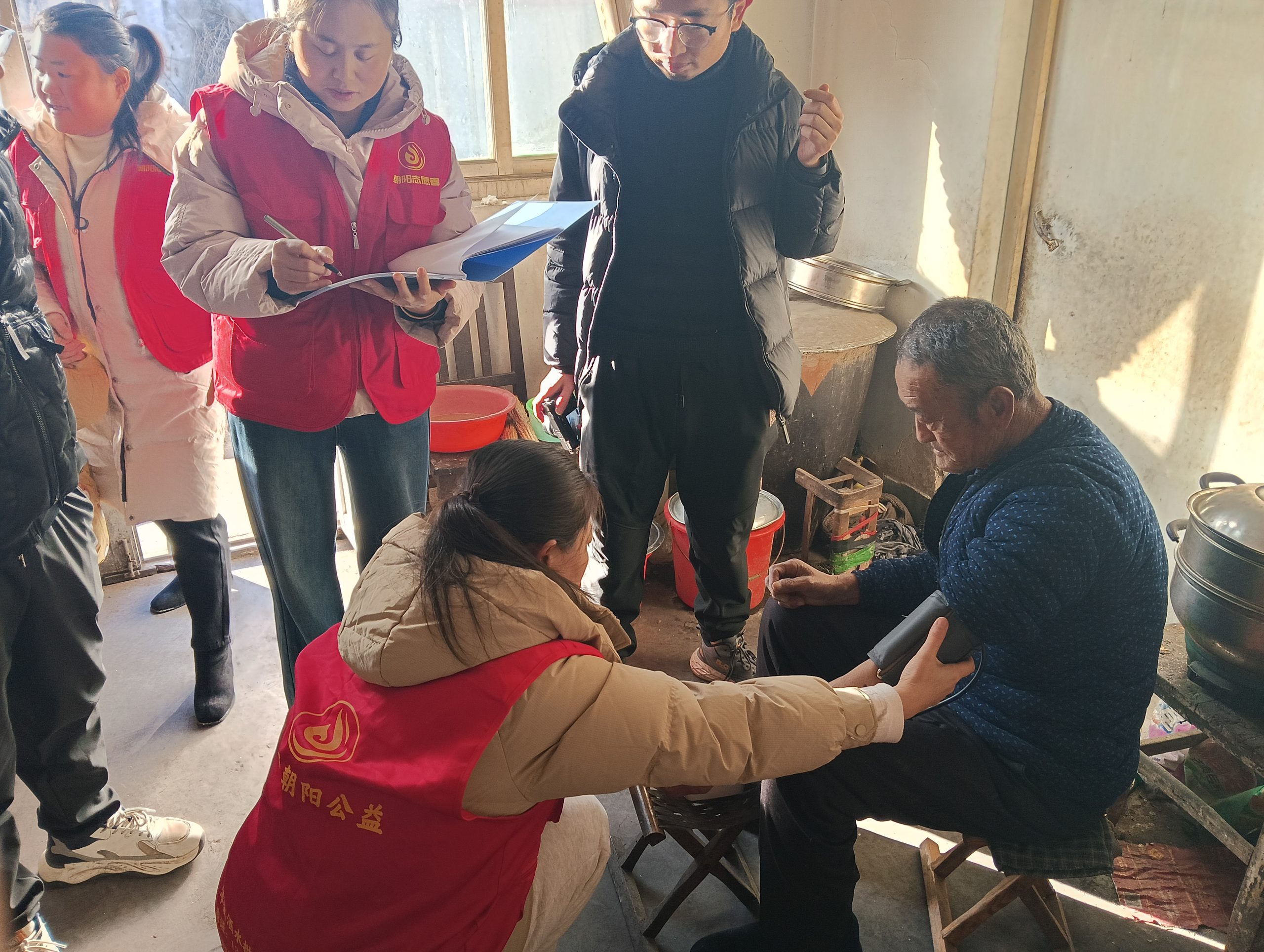 冬至暖意浓 情满梨乡城   ——朝阳公益开展冬至慰问留守老人活动