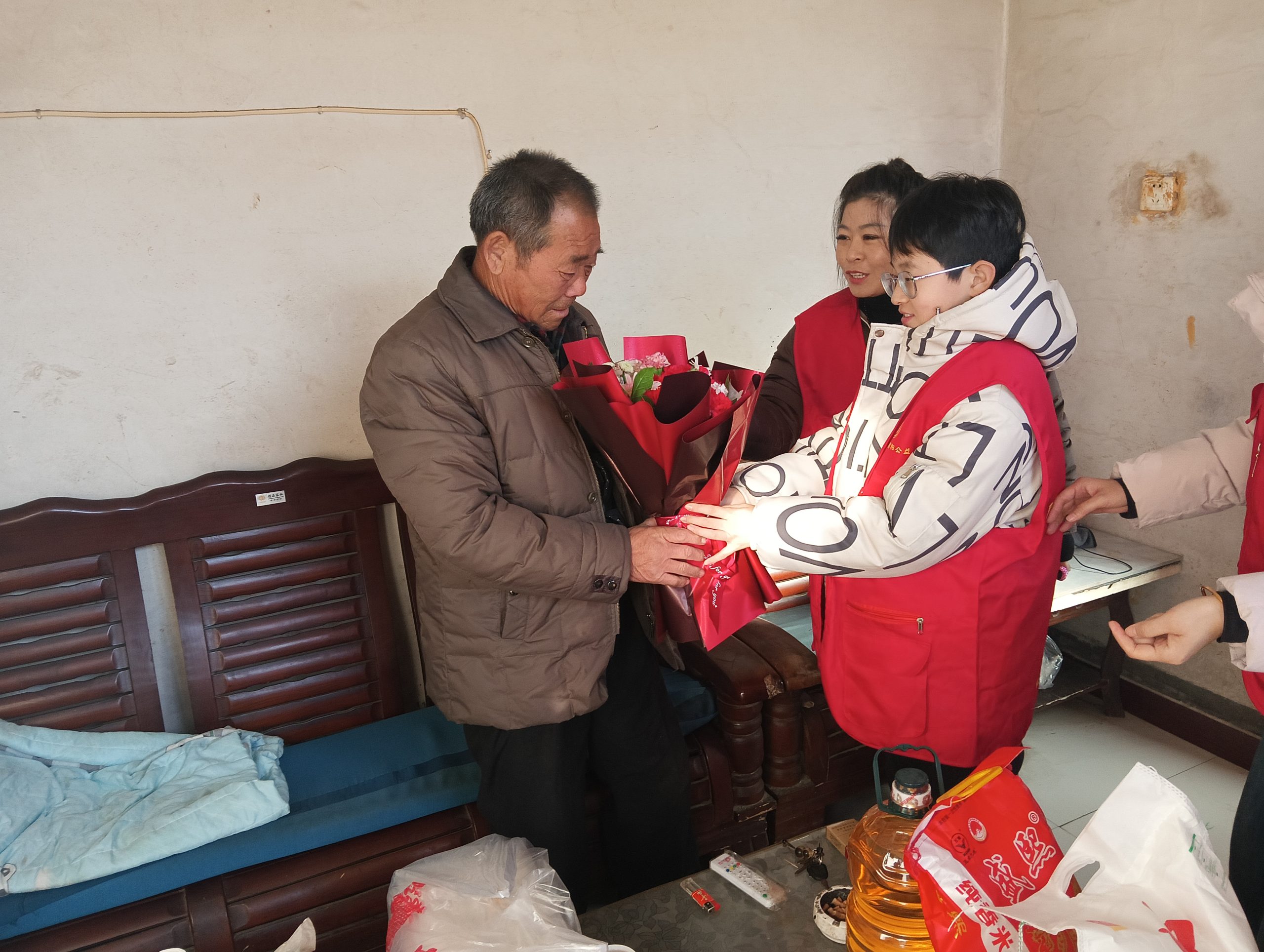 冬至暖意浓 情满梨乡城 ——朝阳公益开展冬至慰问留守老人活动