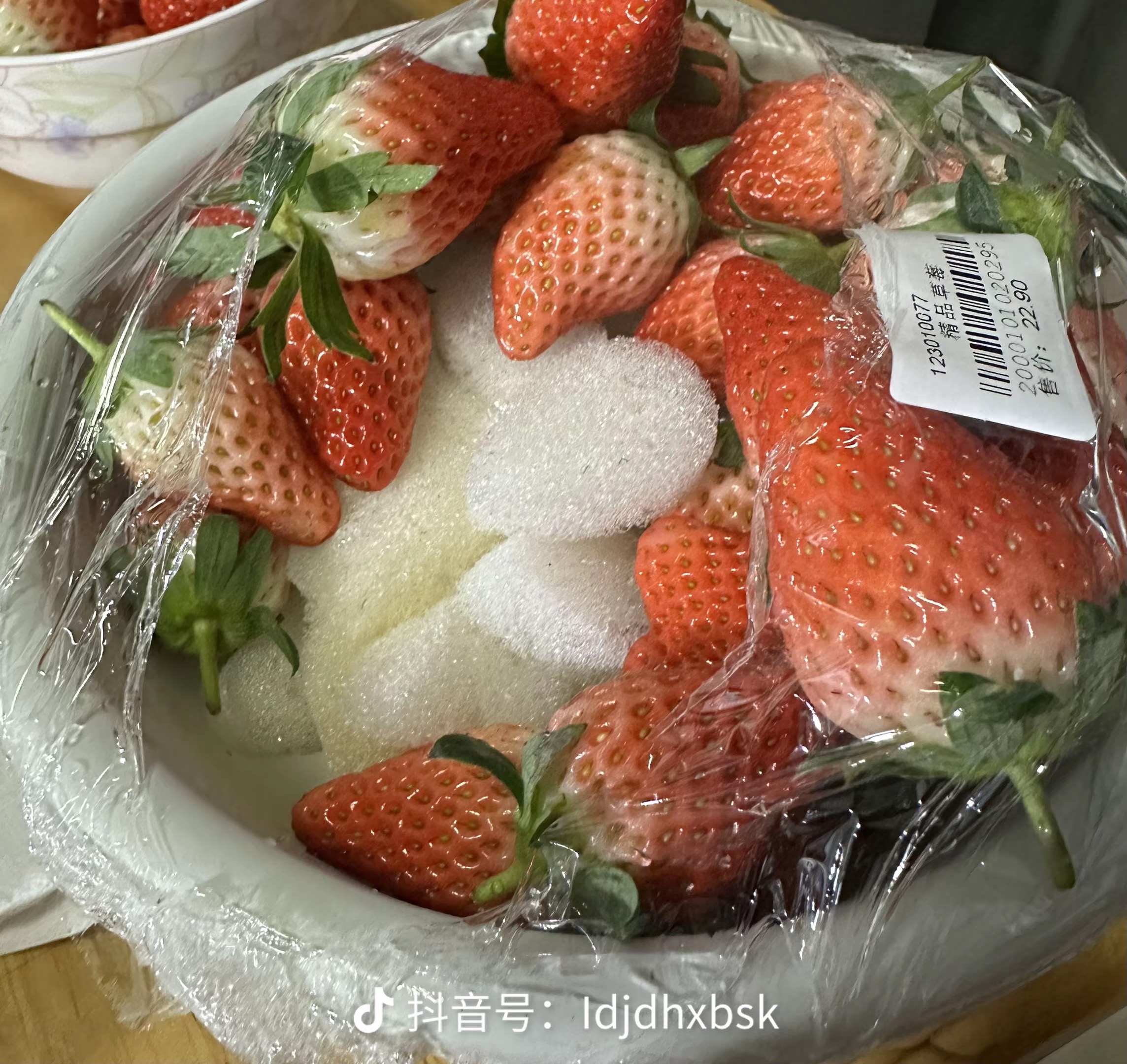 阳信信誉楼草莓礼盒现 “半盒海绵”，是包装常规操作还是消费争议？