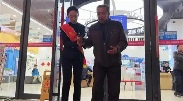 老人为和女儿视频深夜求助，阳信移动营业员暖心服务获全家点赞