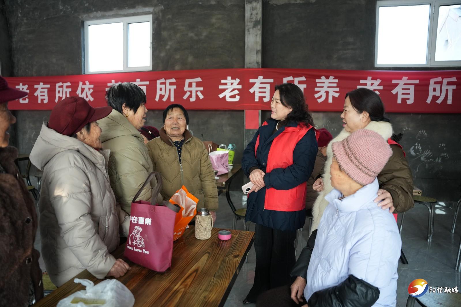 阳信县：“爱心妈妈”志愿者情系乡村大食堂，温暖老人幸福“食”光。