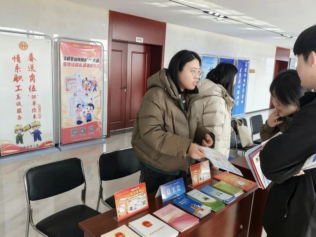 阳信千岗“抢人”！30余家企业现场“摆摊”，返乡人才、退役军人成“香饽饽”