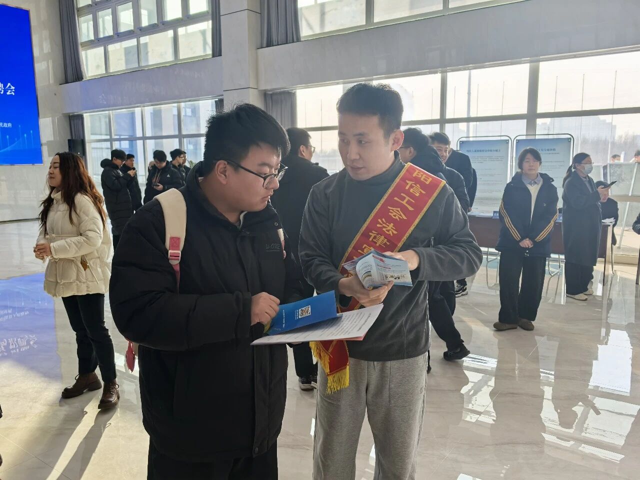 阳信千岗“抢人”！30余家企业现场“摆摊”，返乡人才、退役军人成“香饽饽”