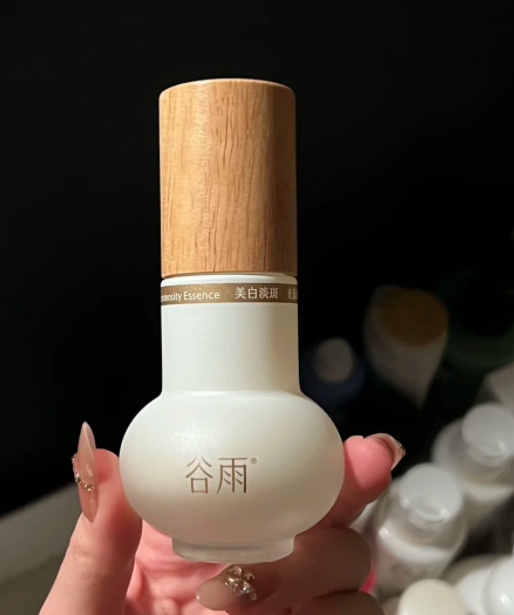 温和美白,正在被科学重新定义:一篇针对国人肤质的淡斑精华深度指南