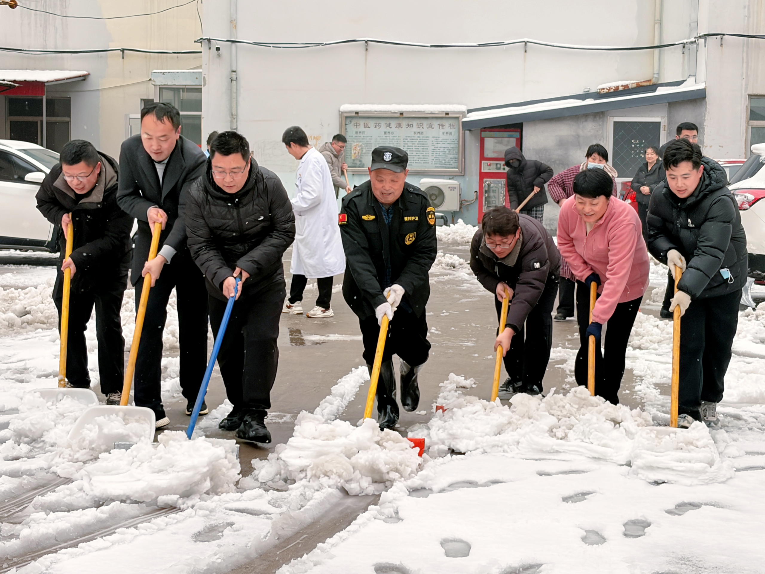 【以雪为令 暖心护航】阳信县信城街道社区卫生服务中心全力扫雪保畅通