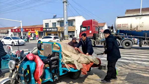 阳信县劳店镇:集中整治大集环境 畅通梧桐大道保障群众出行