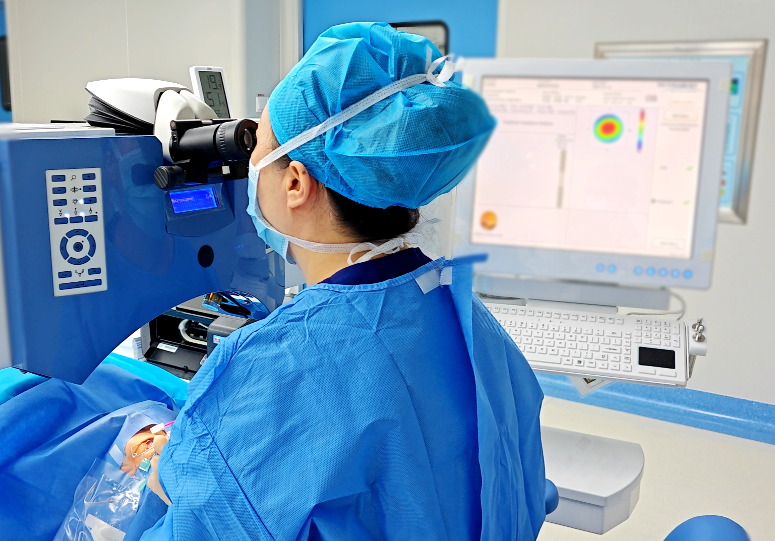 一次手术解决老花、远视、散光！48岁医美工作者在深圳华厦眼科通过迈可视老视激光技术实现精准矫正