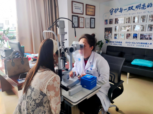 一次手术解决老花、远视、散光！48岁医美工作者在深圳华厦眼科通过迈可视老视激光技术实现精准矫正